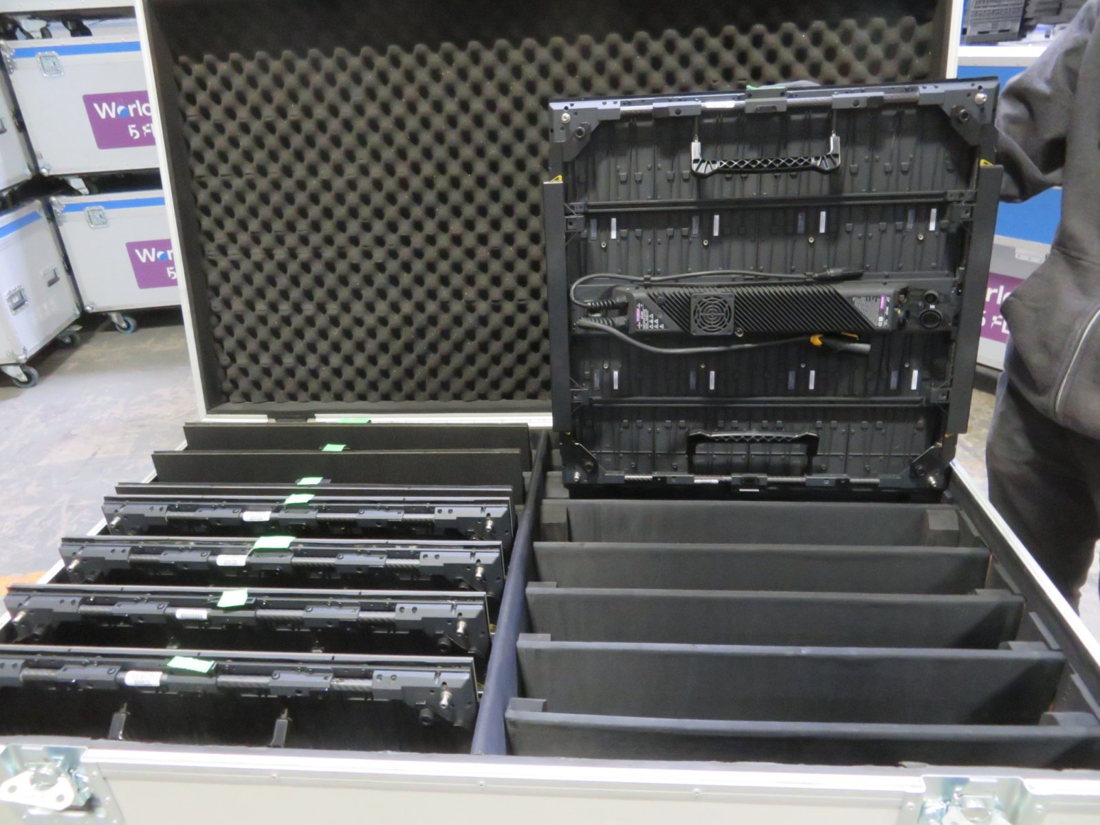 59-#538 ROE C3ONE 3.125MM, 600 X 600MM TILE (BLACK LED BROMPTON).JPG